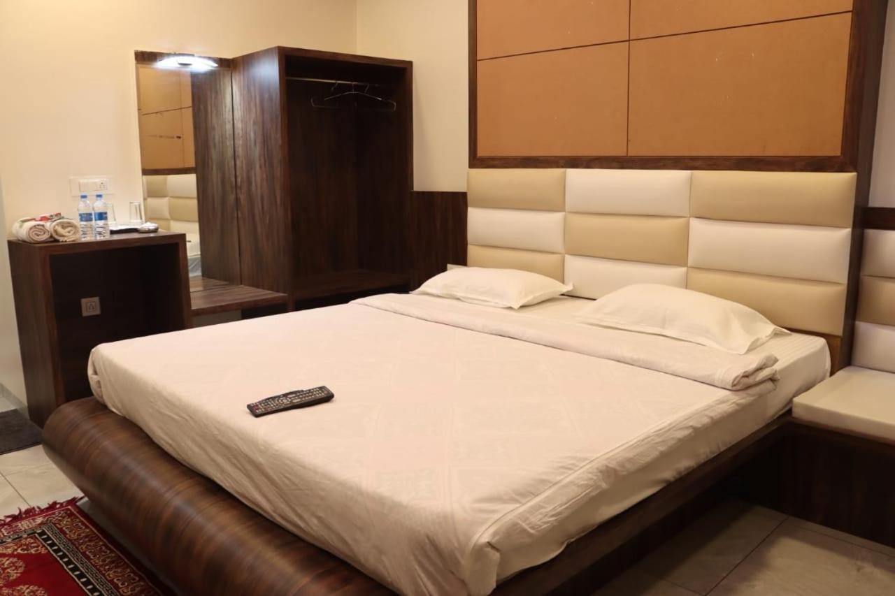Pawan Executive Tuljapur Exterior foto