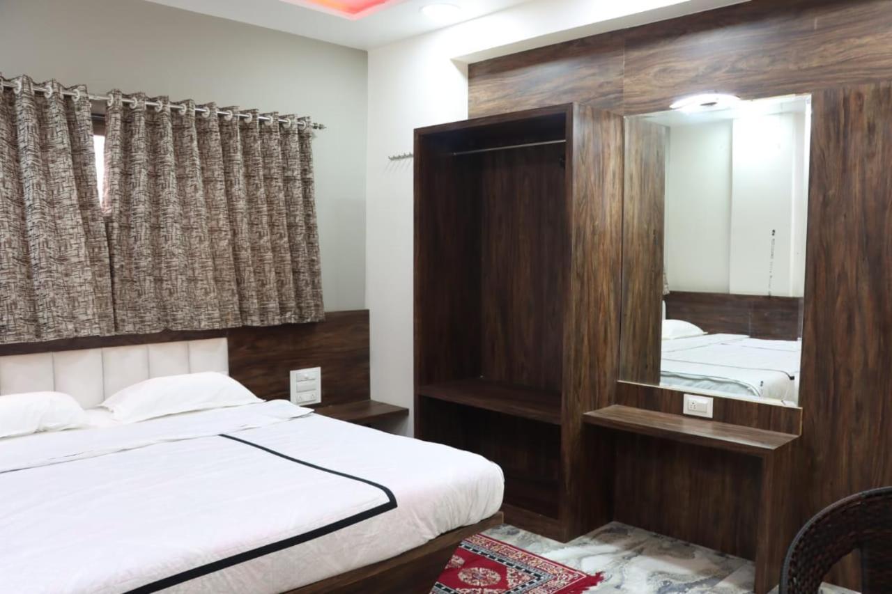 Pawan Executive Tuljapur Exterior foto