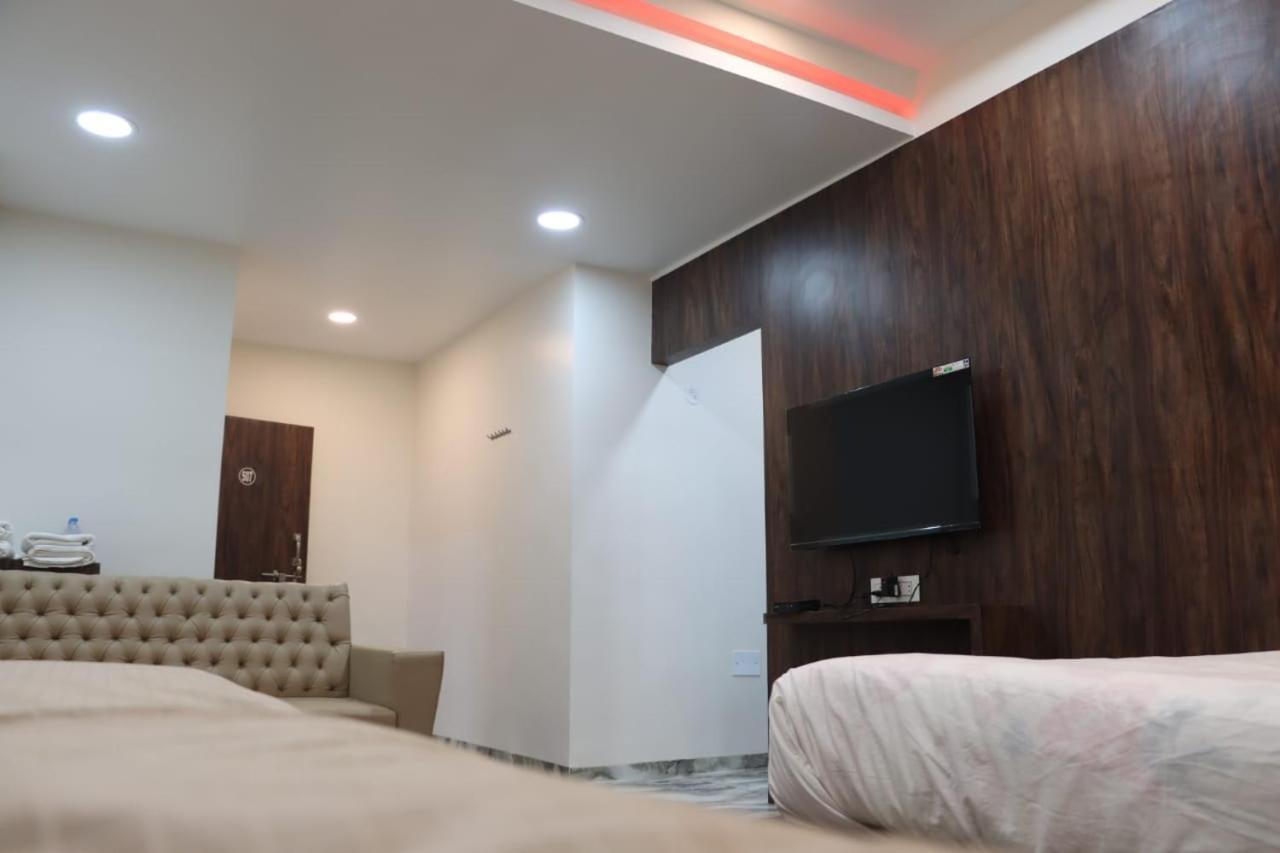 Pawan Executive Tuljapur Exterior foto